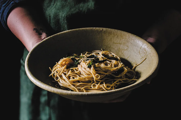 Scallion oil noodles (葱油拌面 / Cōng yóu bàn miàn)