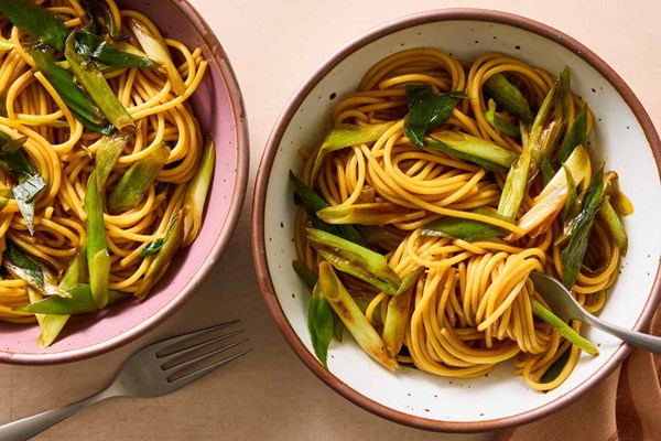 Scallion oil pasta (Cong you ban mian)