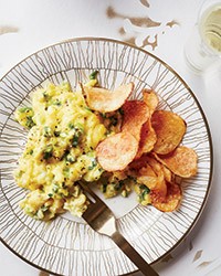Scallion scrambled eggs with potato chips