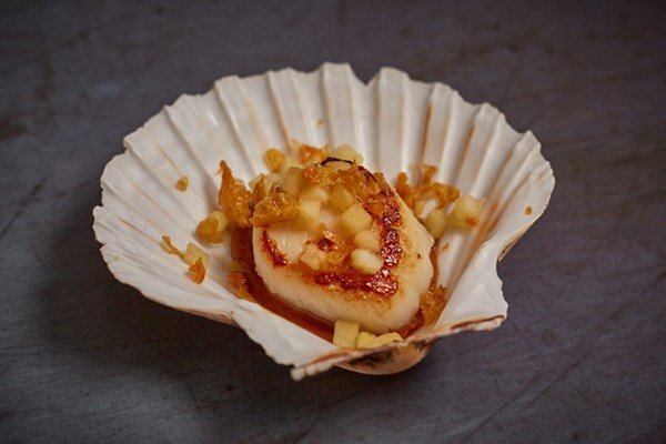 Scallop, caramelised apple and chicken skin canapés 