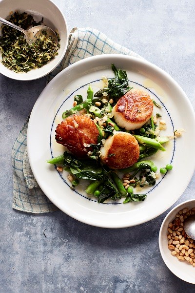 Scallops & peas with mint gremolata