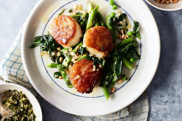 Scallops & peas with mint gremolata