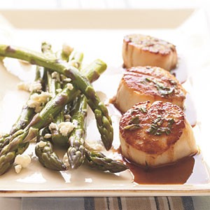 Scallops in buttery wine sauce