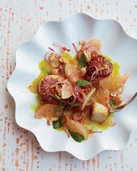 Scallops in yellow curry with spicy grapefruit salad