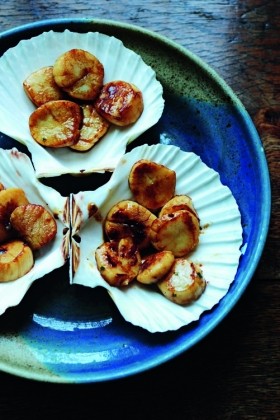 Scallops pan-fried with soy sauce and garlic butter