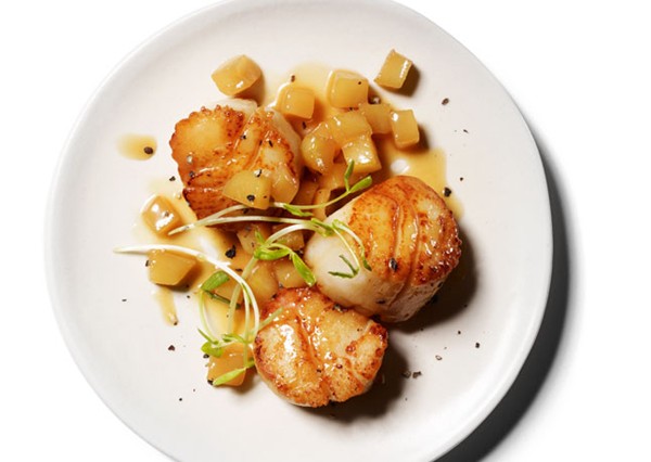 Scallops with apple pan sauce