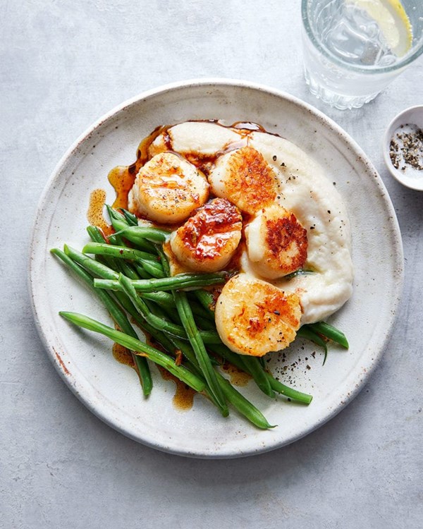 Scallops with cauliflower and bean purée 