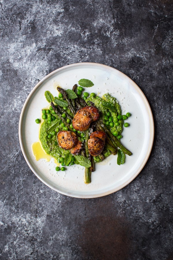 Scallops with green peas & asparagus