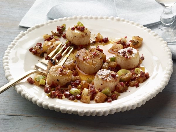 Scallops with grilled pineapple and chorizo 