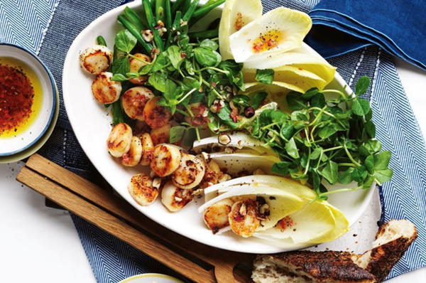 Scallops with hazelnuts and green beans