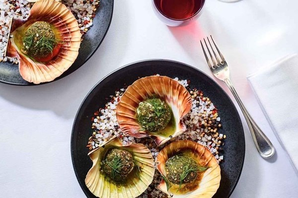 Scallops with herb almond brioche crust