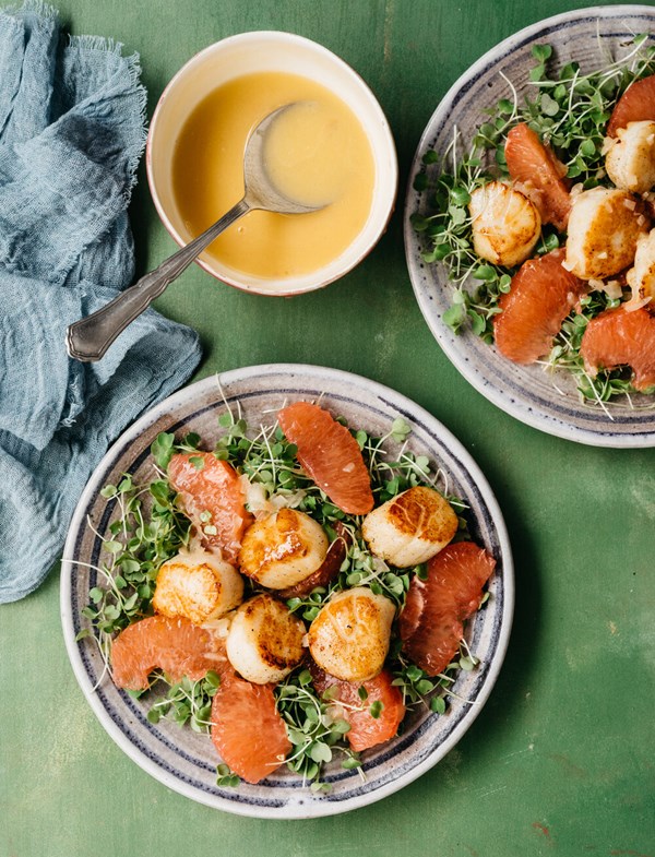 Scallops with micro arugula and grapefruit sauce
