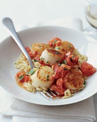 Scallops with orzo, tomatoes and ginger
