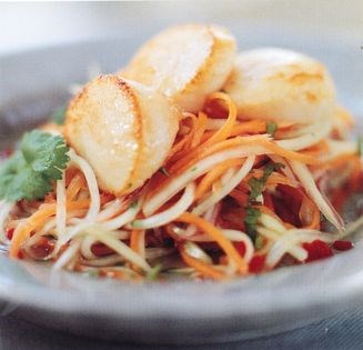 Scallops with papaya salad and sweet chilli sauce