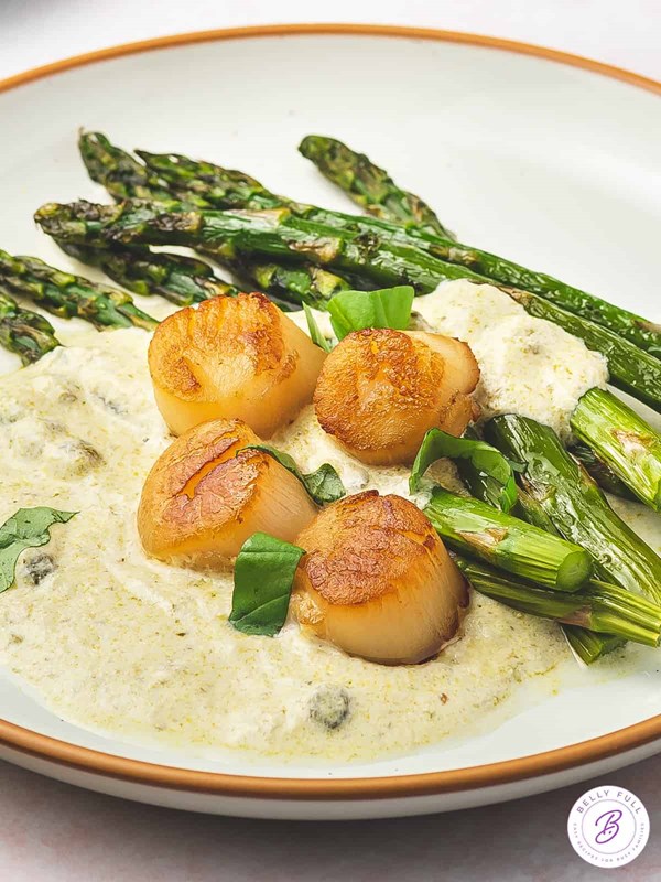 Scallops with pesto cream sauce