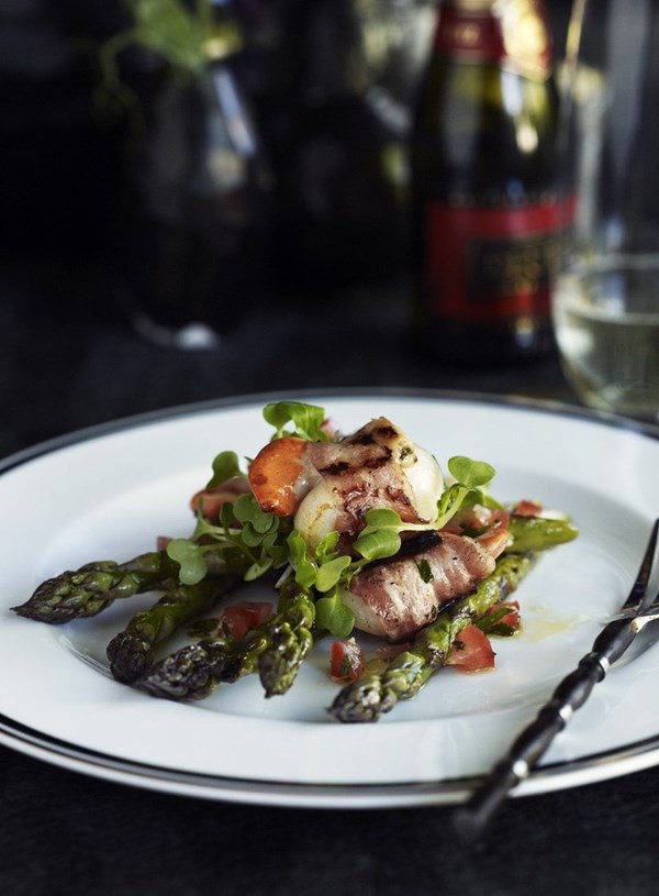 Scallops with roasted asparagus and tomato dressing