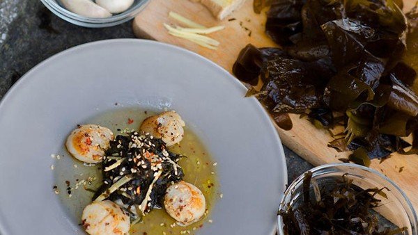 Scallops with seaweed butter (Noix de Saint-Jacques au beurre d'algues)