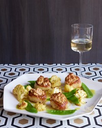 Scallops with snow peas, cauliflower and peanut panade