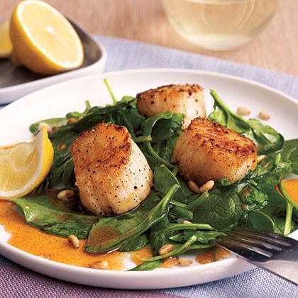 Scallops with spinach and paprika syrup