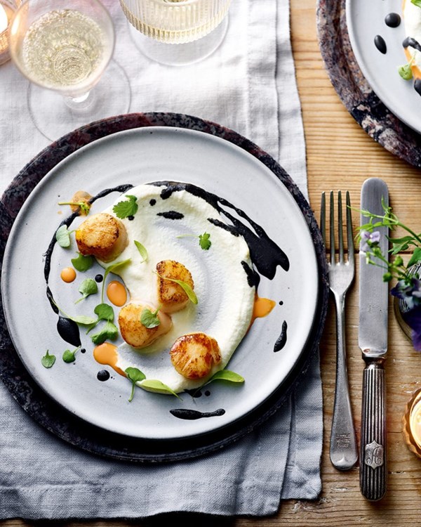 Scallops with squid ink sauce
