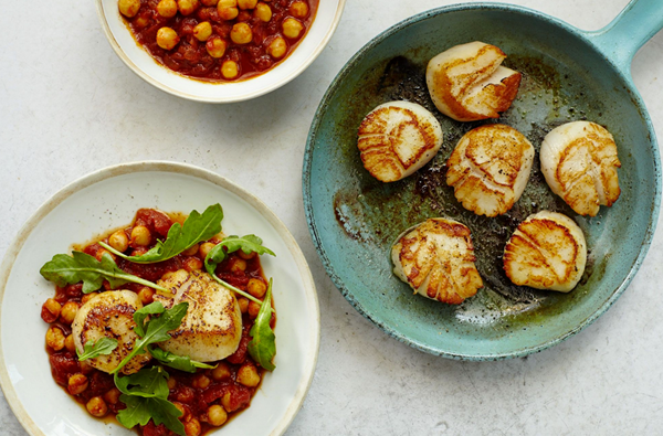 Scallops with stewed chickpeas and tomatoes