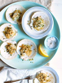 Scallops with sugna and caper breadcrumbs