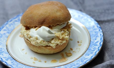 Scandinavian cardamom cream buns (Semior)
