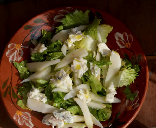 Scarola, pear and Gorgonzola salad