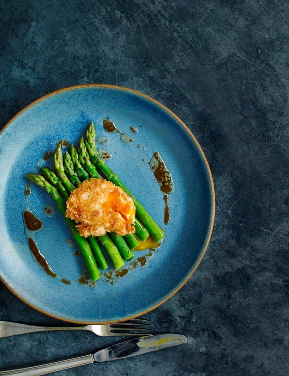 Schnitzel eggs and asparagus