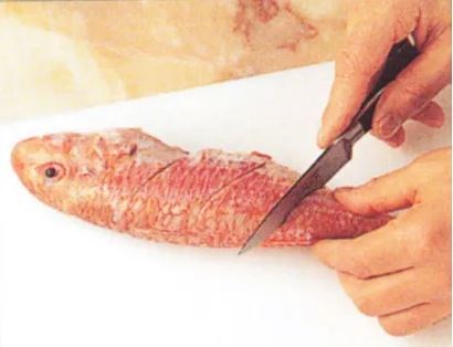 Scoring whole round fish