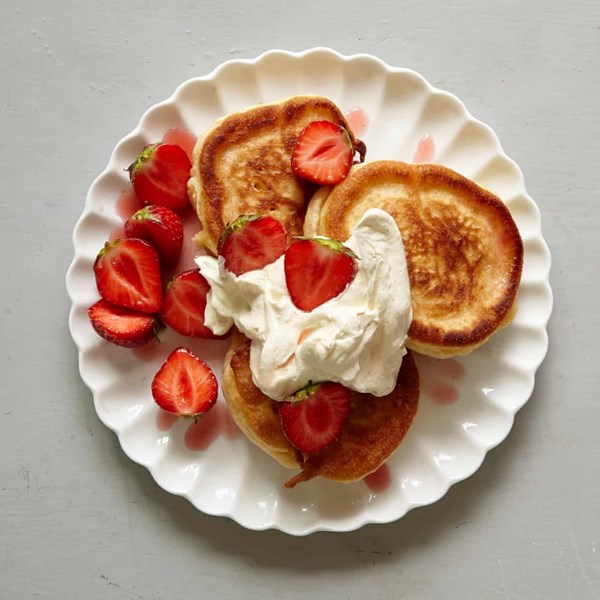 Scotch pancakes, macerated strawberries, cream