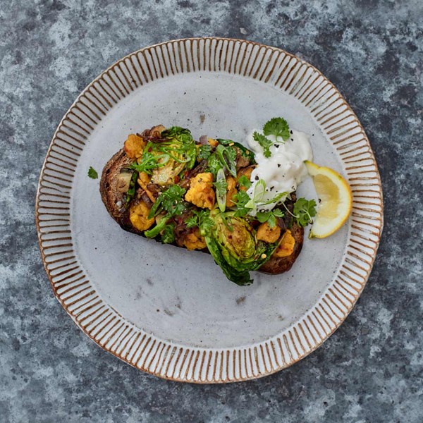 Scramble with curried potato and sprout tops
