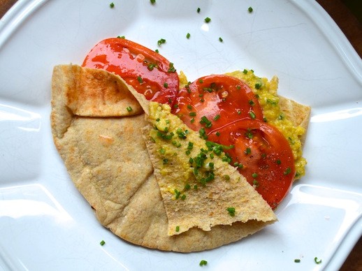 Scrambled egg and tomato pita
