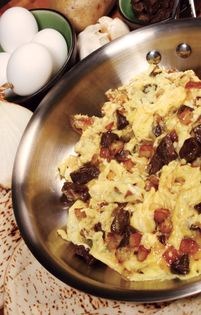 Scrambled eggs with beef confit and potatoes (Bied ma qaawarma)