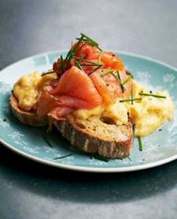 Scrambled eggs with buttermilk & smoked salmon