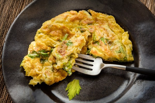 Scrambled eggs with celery leaves