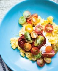 Scrambled eggs with cherry tomatoes and harissa