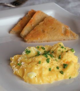 Scrambled eggs with goat cheese and chives