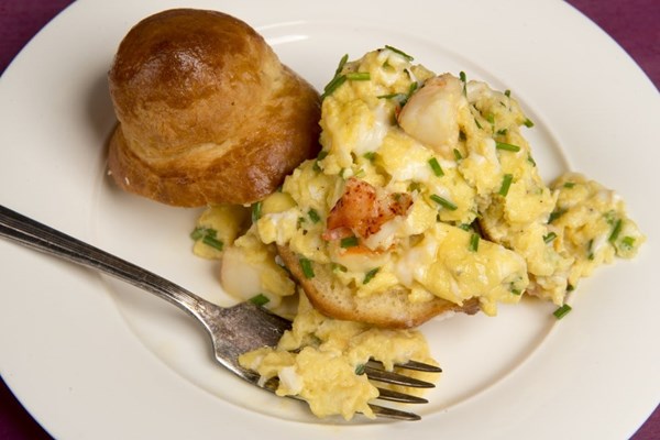 Scrambled eggs with lobster and brioche