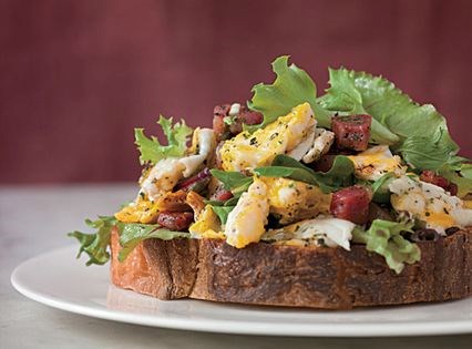 Scrambled eggs with mesclun and pancetta (Insalata di uova e carne secca del pontormo)