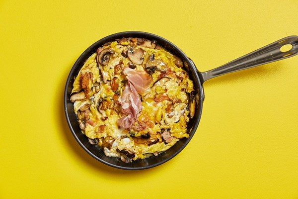 Scrambled eggs with mushrooms and jamon