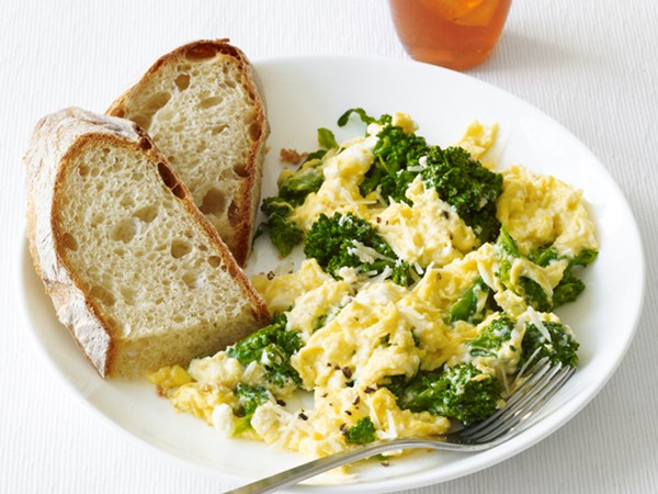 Scrambled eggs with ricotta and broccolini