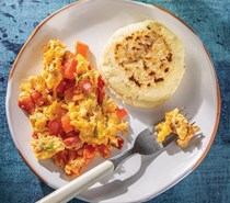 Scrambled eggs with scallions and tomatoes (Huevos pericos)