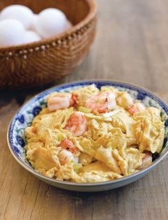 Scrambled eggs with shrimp