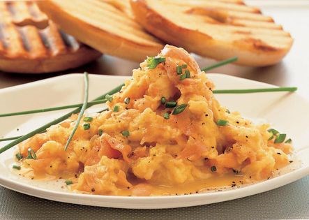 Scrambled eggs with smoked salmon and onions