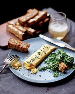 Scrambled eggs with toast and Champagne