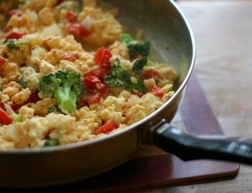 Scrambled eggs with tomato and broccoli