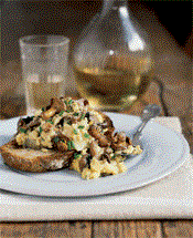Scrambled eggs with wild mushrooms (Oeufs brouillés aux champignons sauvages)