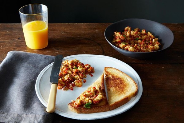 Scrambled paneer with buttered toast (Paneer bhurji with tawa toast)