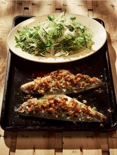 Sea bass fillets with crouton crust and a fennel salad